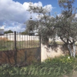 Περιφραγμένο οικόπεδο με παροχή νερού